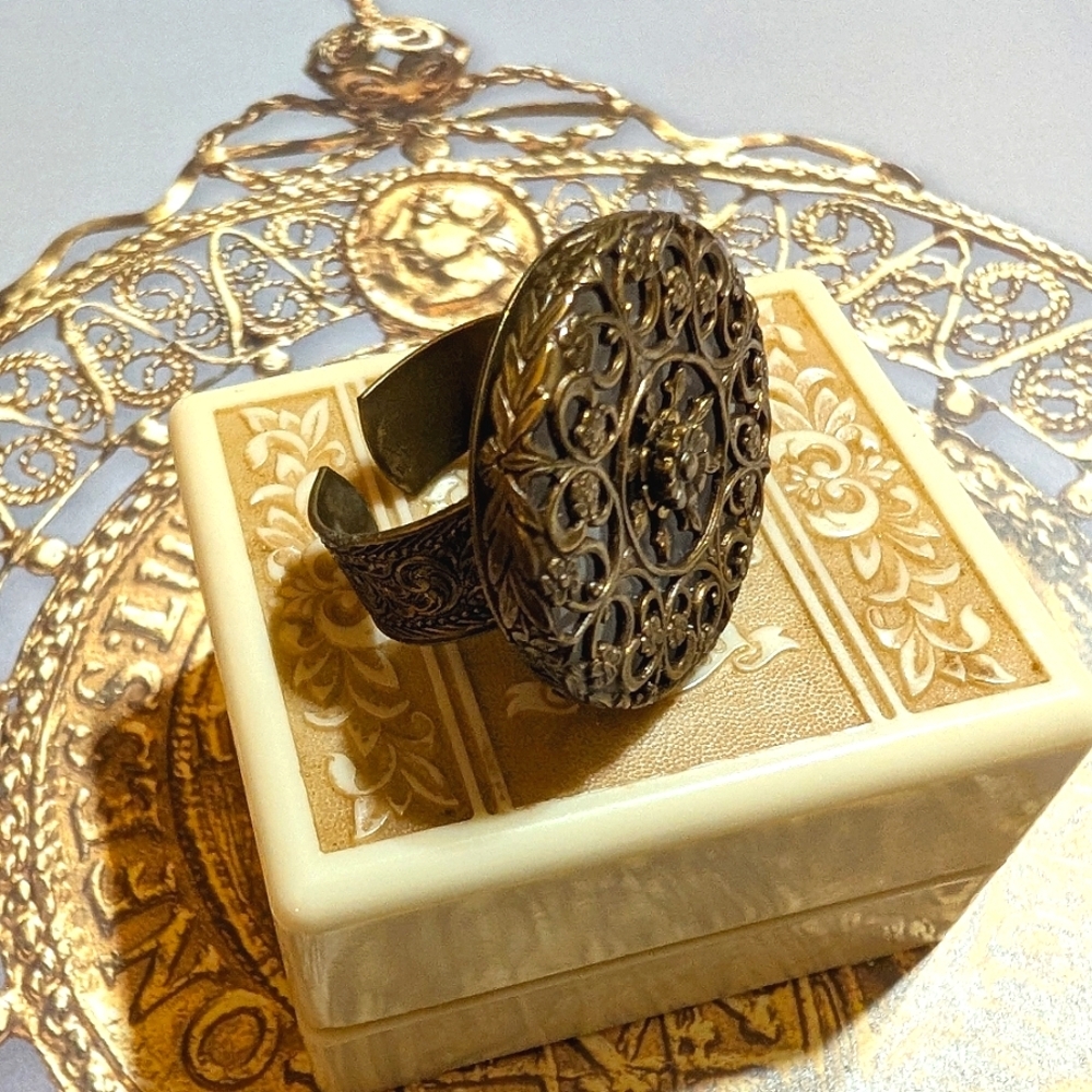 Retired Jan Michaels White Jade Donut Filigree Ring - Picture 2 of 6